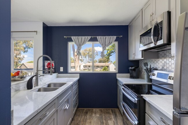 Building Photo - Makakilo Townhouse- 3 bed/ 1.5 bath/ 2 parking - Dog Friendly