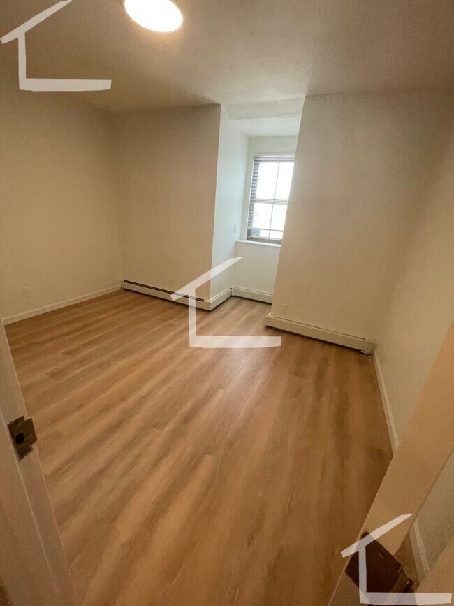 Building Photo - Charming 3 Bedroom-No Broker Fee