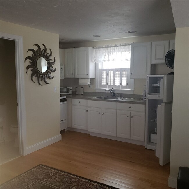 Building Photo - 398 B St