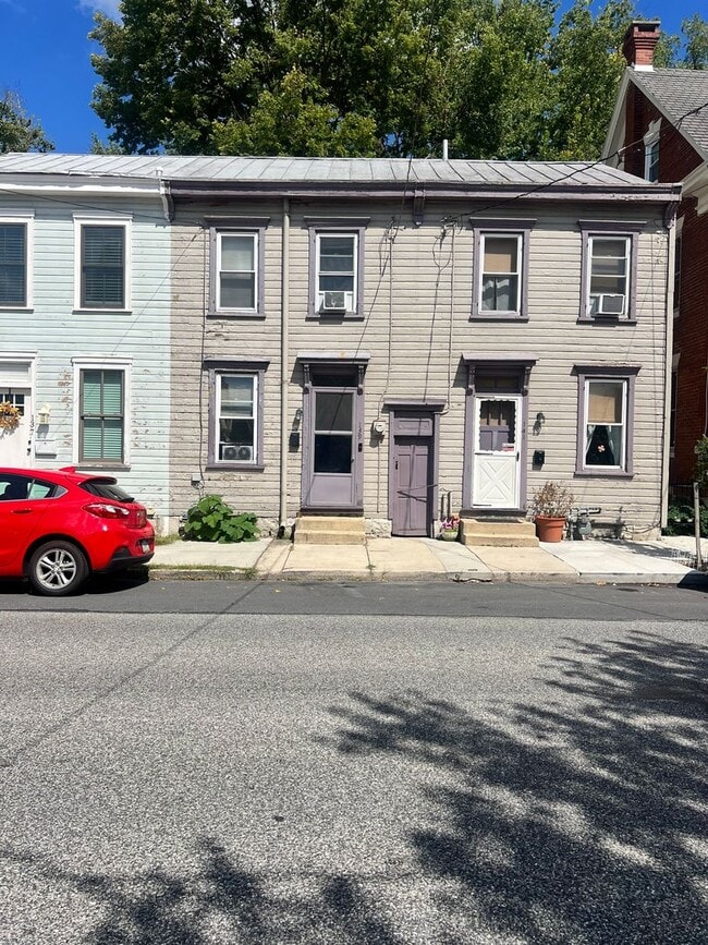 Building Photo - 2-bedroom, 1.5-bathroom home located in th...