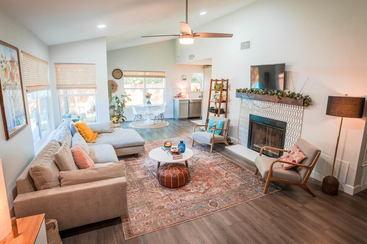 Foto principal - 9618 Holly Springs Dr