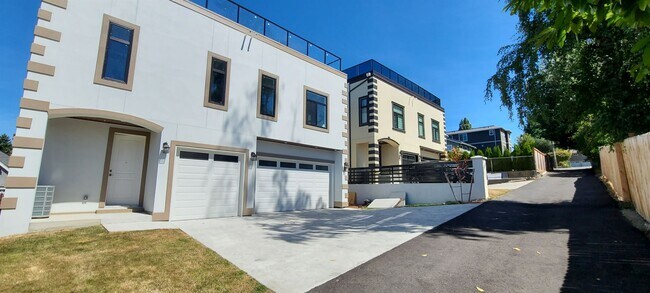 Building Photo - 1129 N 33rd Plz