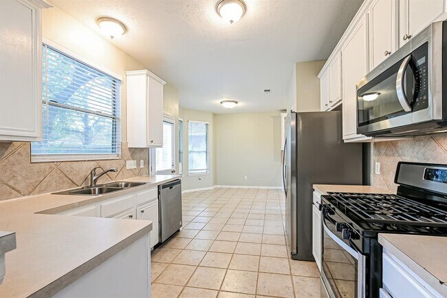 Building Photo - 14931 Brightbrook Dr