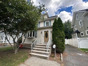 Building Photo - 321 Hemlock St