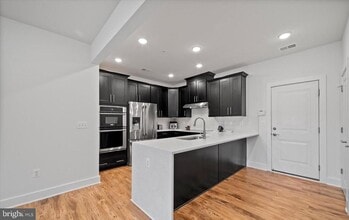 Building Photo - 44774 Tiverton Sq