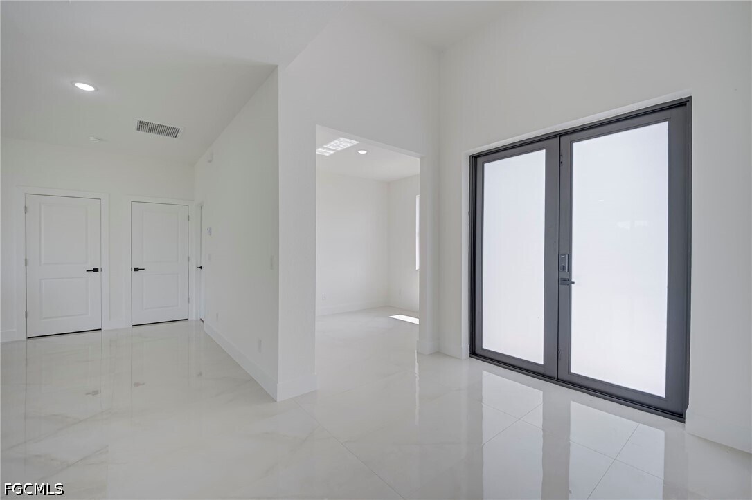 Foto del edificio - 5905 Sunshine Blvd N
