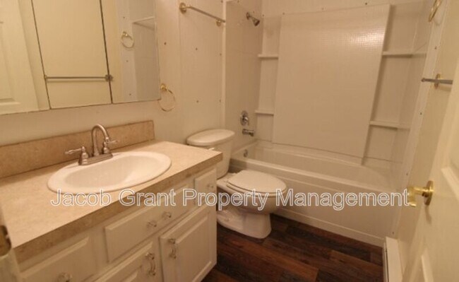 Building Photo - 1380 E Poplar St