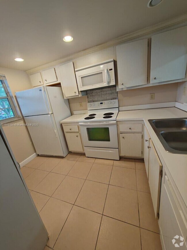 Building Photo - 1811 Sabal Palm Dr