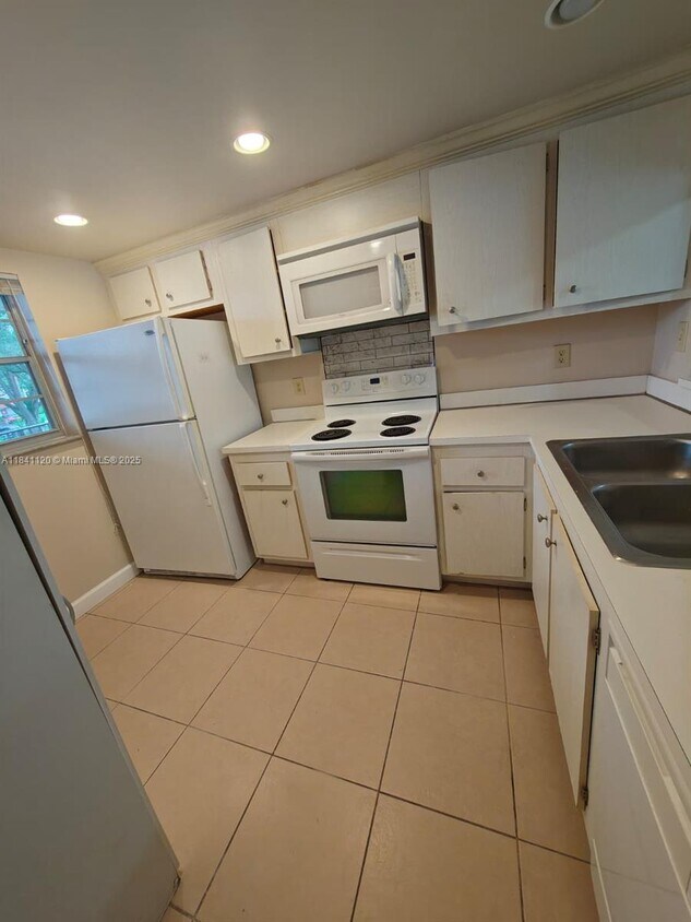 Foto principal - 1811 Sabal Palm Dr
