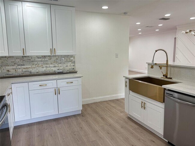 Foto del edificio - 12909 Forest Hills Dr