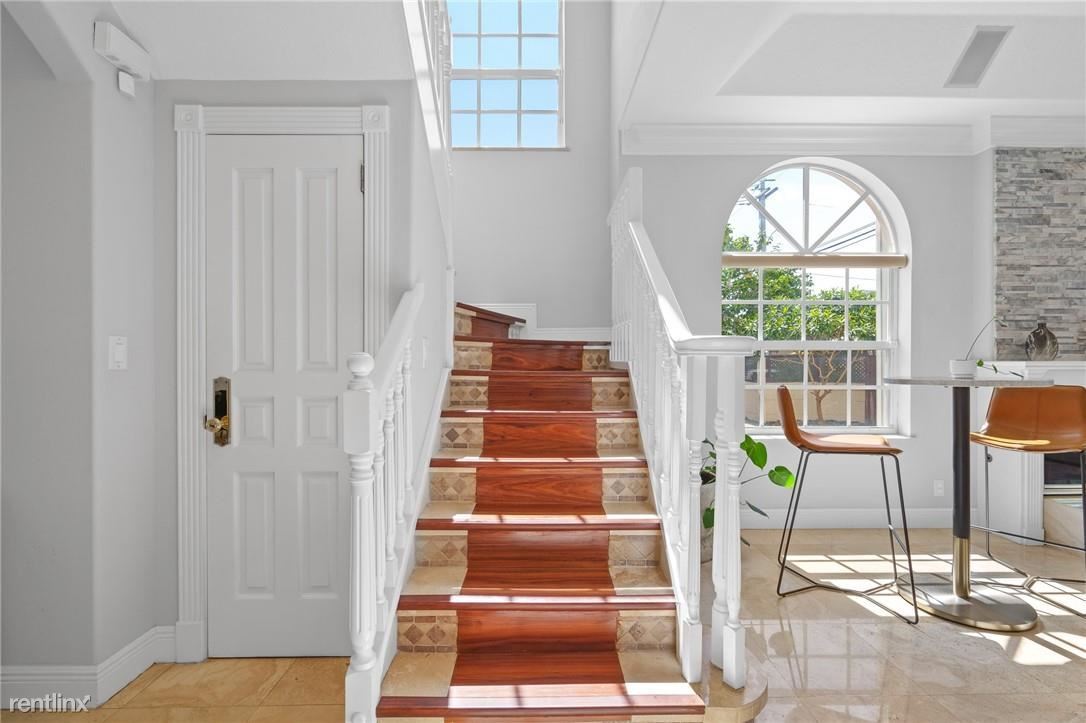 Foto principal - 4 br, 2.5 bath Townhome - 370 NE 7th Ave #...