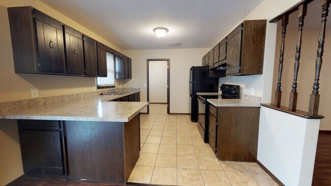 Foto del edificio - 340-344 W. Jewell, Russell