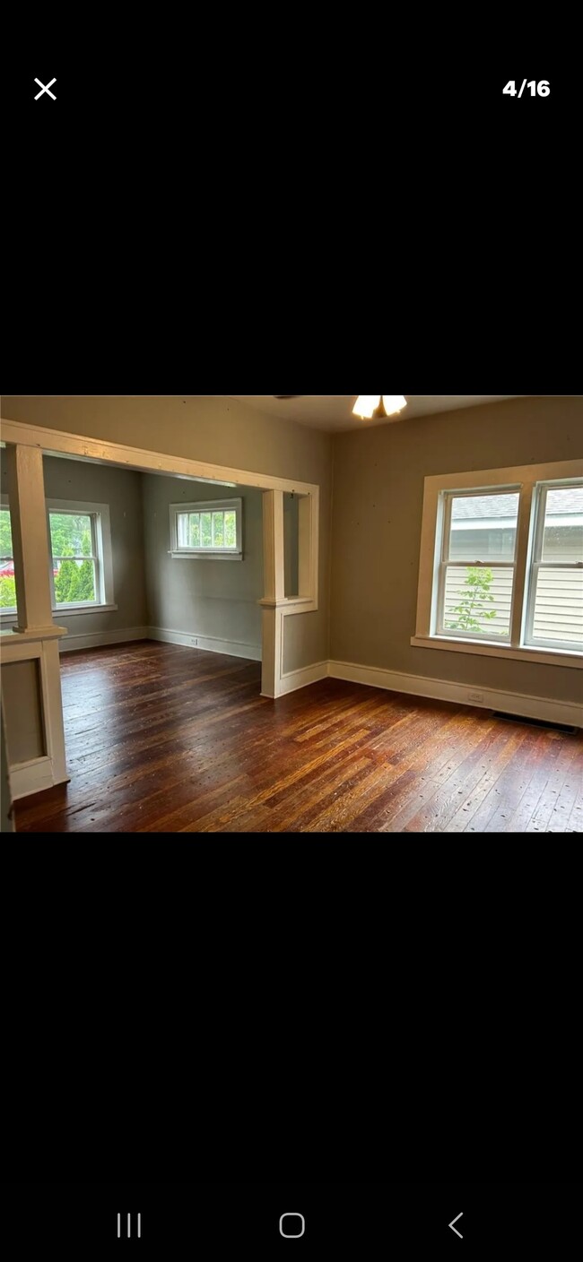 Spacious Living Room 18x15 - 302 2nd Ave NE