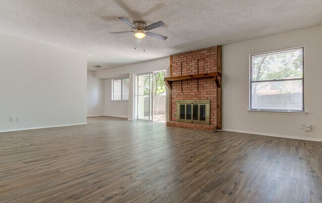 Building Photo - 10105 Woodland Village Dr