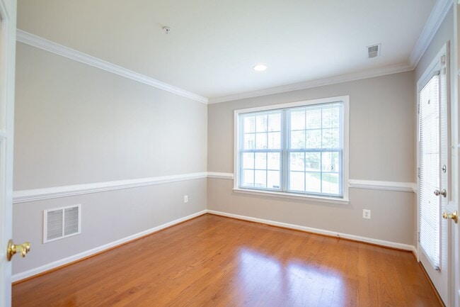 Building Photo - Beautiful 4 BR/3.5 BA EOG Townhome in Laurel!