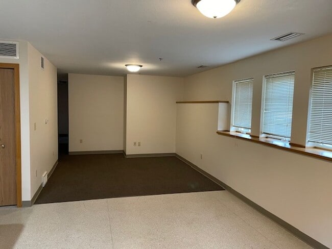 Building Photo - lcm325