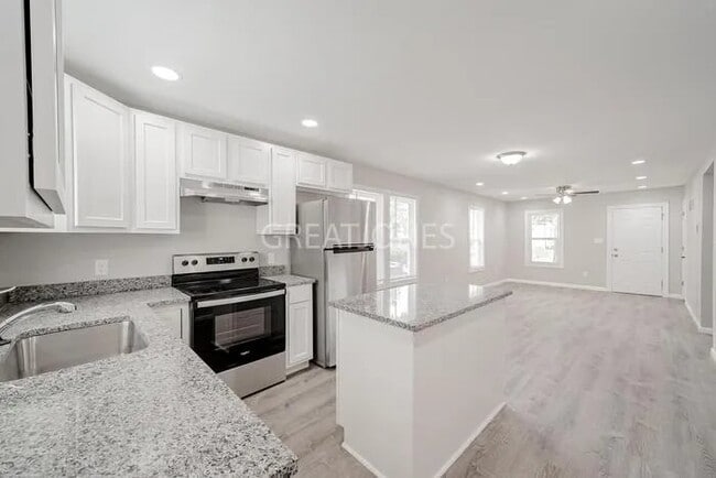 Building Photo - 812 N Elm Ave