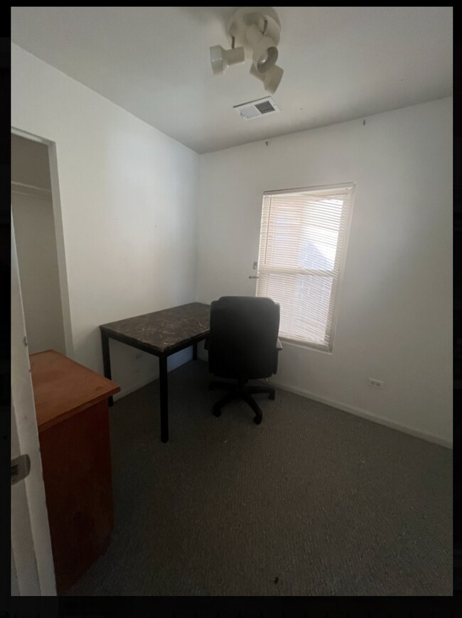 Foto del edificio - 821 N Hermitage Ave