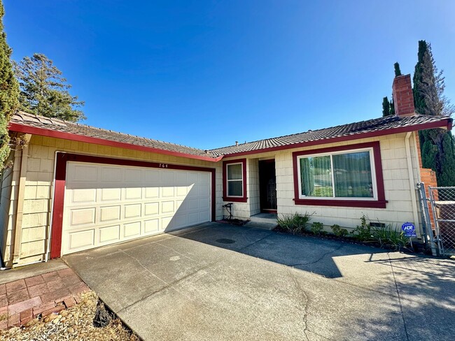 Building Photo - Great 4 Bedroom 2 Bath Single Story Home!