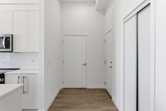 Photo du bâtiment - 395-1395 Skyview Pkwy NE