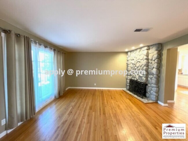 Building Photo - 1449 Dos Palos Dr
