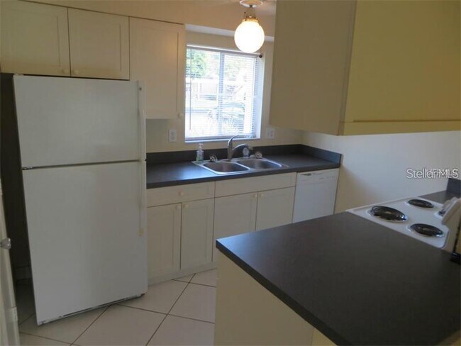 Foto del edificio - 2745 Hidden Lake Blvd