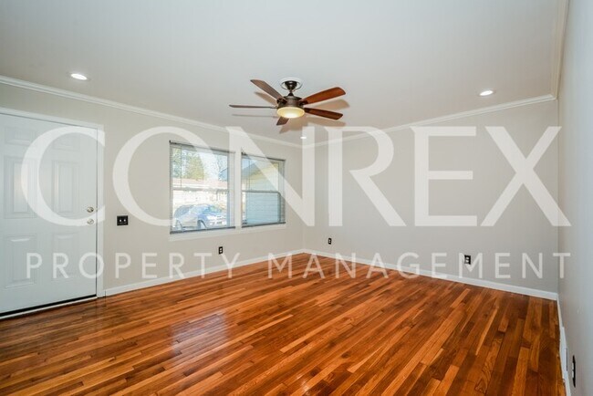 Foto del edificio - Beautiful 3 Bedroom with Hardwood Flooring!