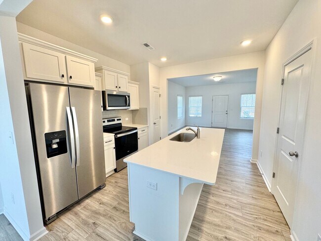 Foto del edificio - Ready June 6th! Two bedroom townhome in Lo...