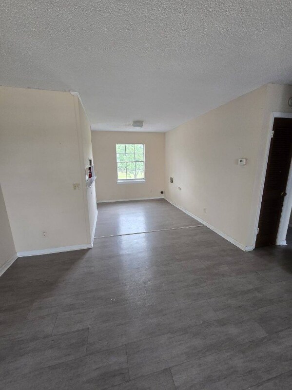 Foto del edificio - 196 Industrial Dr