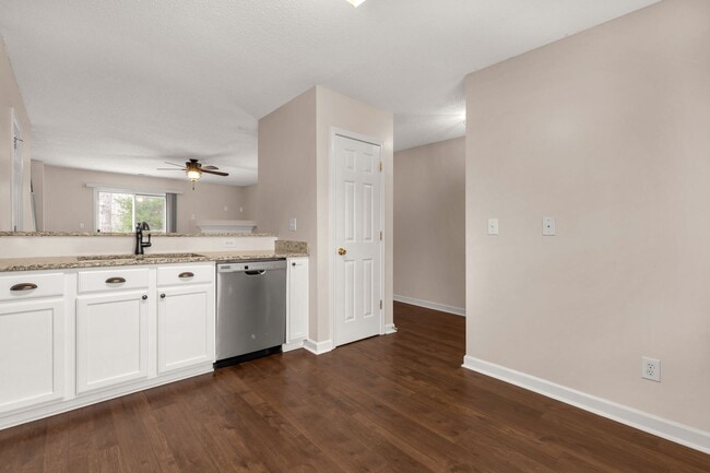 Building Photo - Clover home: 3 bedrooms, 2.5 bathrooms