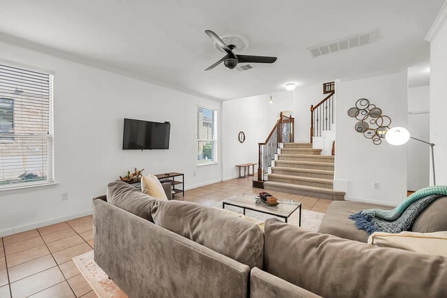 Building Photo - Room in Duplex on S Meadowlark St
