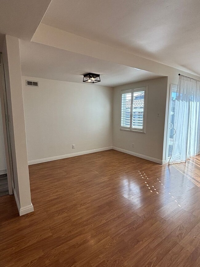 Photo - Spacious 3-Bedroom Home with Backyard & 2-Car Garage in Lakewood