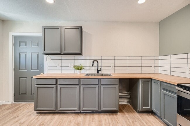 Foto del edificio - 7770 S Kit Carson Dr