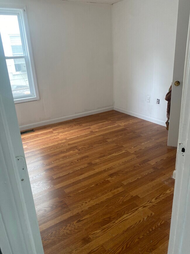 Bed 2 - 8 E Kendall St