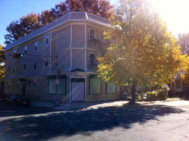 Building Photo - 834 S 14th St