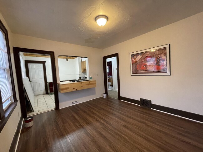 Building Photo - 453 Kitchener St
