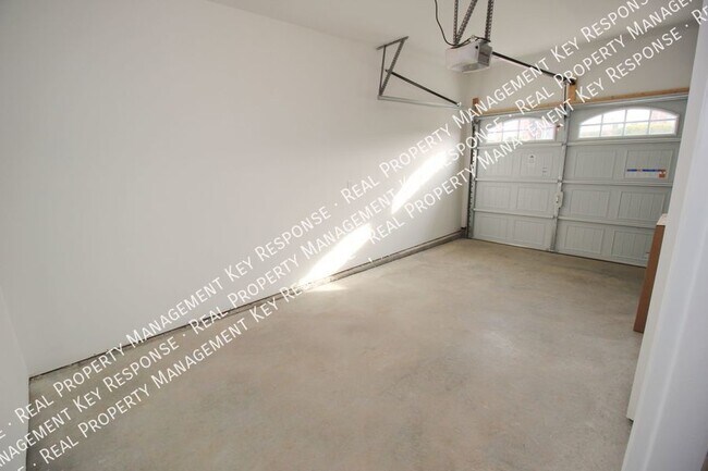 Building Photo - Gorgeous town home with 50% off move in sp...