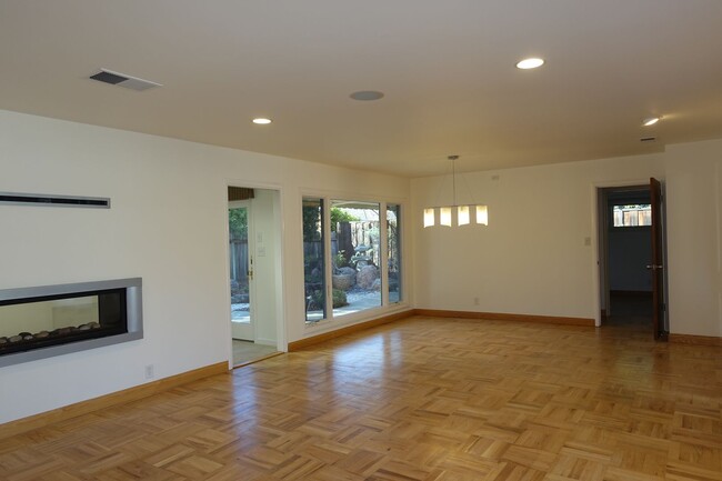 Building Photo - Charming home, walk to Community Center, p...