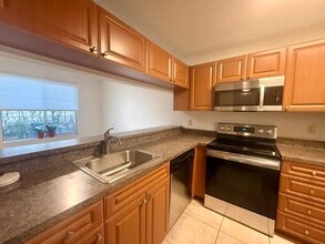 Building Photo - 15105 Glenmoor Dr