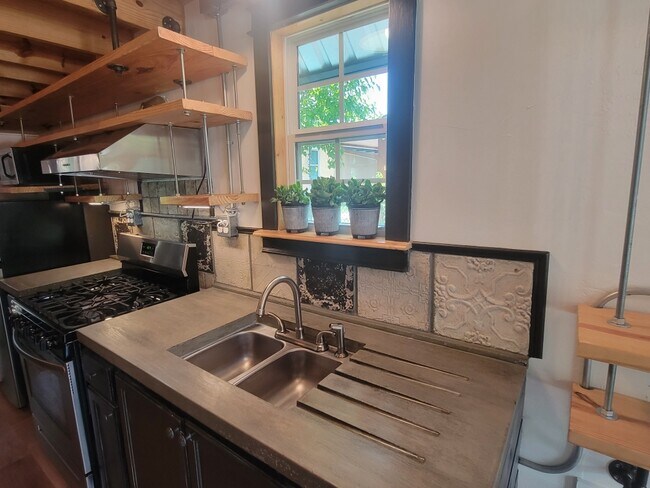 Building Photo - 231 Valentino Pl