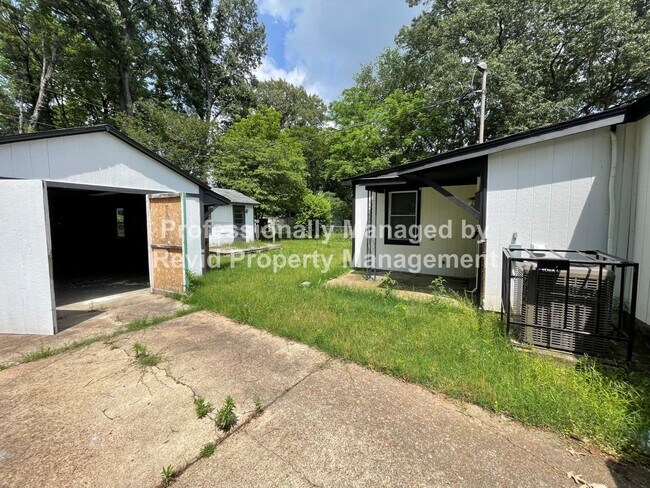 Building Photo - 3 Bedroom home in Berclair!