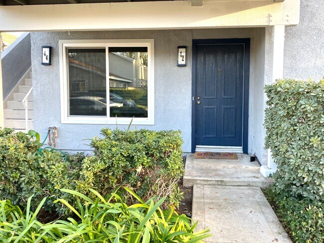 Building Photo - Beautiful Lower Level Condo Near Lake and ...