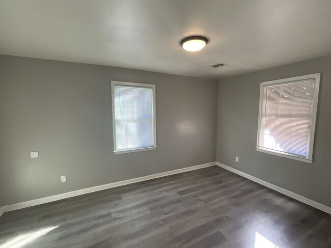 Building Photo - 2229 Zanone Ave