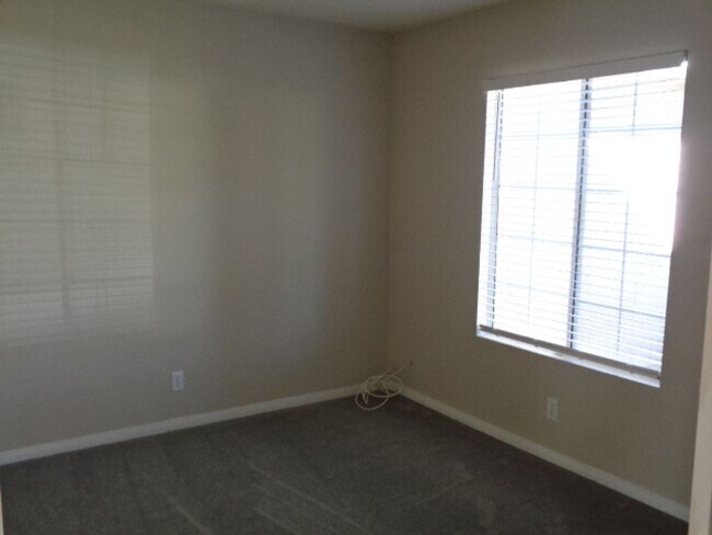 Foto del edificio - Beautiful One Story Home in Rosamond in Excellent Condition