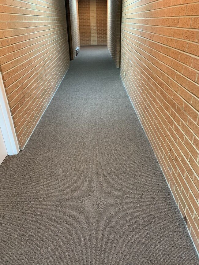 Building Photo - 1 Bed One Bath in DOWNTOWN Forest Park!!!