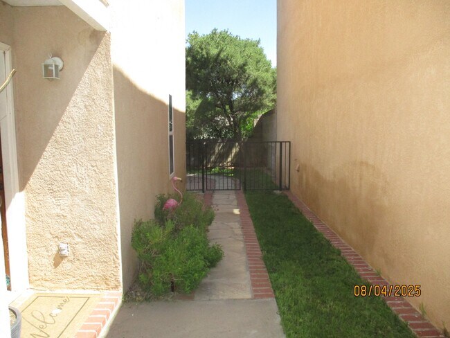 Foto del edificio - 9335 Osuna Pl NE