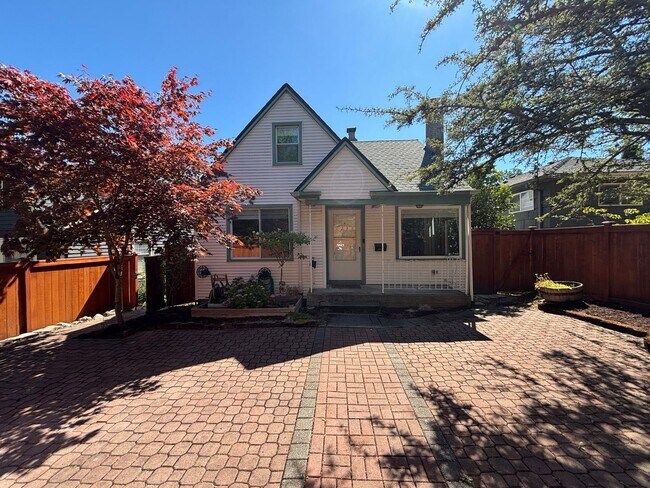 Charming 3-Bed West Seattle Home with Bonu... - Charming 3-Bed West Seattle Home with Bonu...