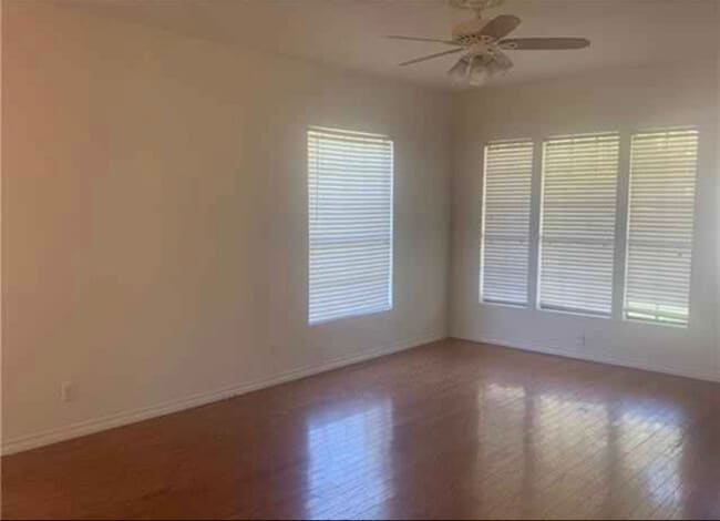 Building Photo - 402 S Cherry St