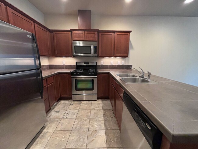 Foto del edificio - 3 Bedroom Townhouse with attached garage! ...