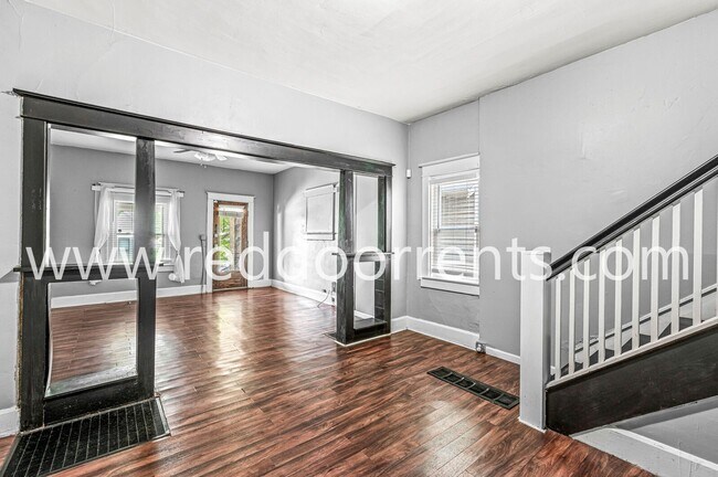 Building Photo - Updated 2-Bedroom Duplex in Vibrant Founta...